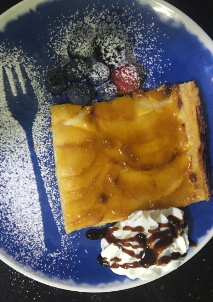 Una foto de Tarta de manzana rellena de crema pastelera, súper fácil 😍
