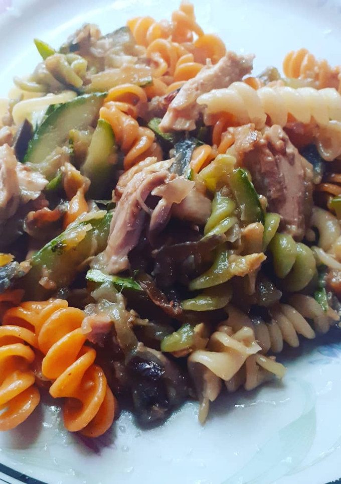 Una foto de Salteado de verduras con pollo y fideos tricolores 🤤