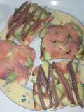 Tosta de Aguacate y Salmón Ahumado / Anchoas con Vinagre Balsámico