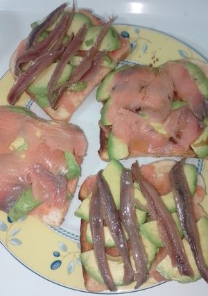 Foto principal de Tosta de Aguacate y Salmón Ahumado / Anchoas con Vinagre Balsámico