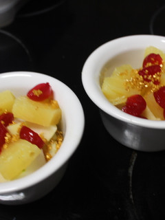 Una foto de Postre de pera y piña con oro