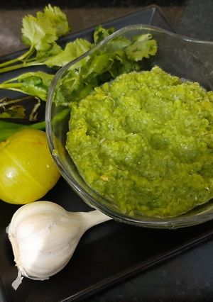आंवले और धनिया पत्ते की चटनी (amla aur dhaniya patte ki chutney recipe in Hindi) रेसिपी मुख्य फोटो