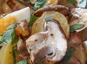 Une photo de Salade automnale de pommes de terre et cèpes