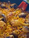 Arroz con muslitos de pollo, champiñones y pimientos