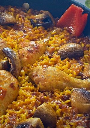 Una foto de Arroz con muslitos de pollo, champiñones y pimientos