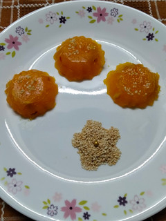 A picture of Custard powder halwa with roasted sesame seeds.