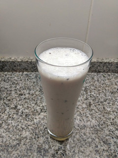 Una foto de Licuado de banana y arándanos 🍌🫐