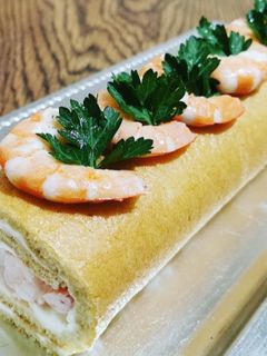 Una foto de Aperitivo brazo de gitano con gambas