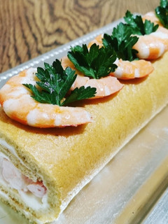 Una foto de Aperitivo brazo de gitano con gambas