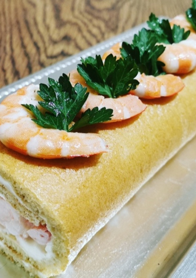 Una foto de Aperitivo brazo de gitano con gambas