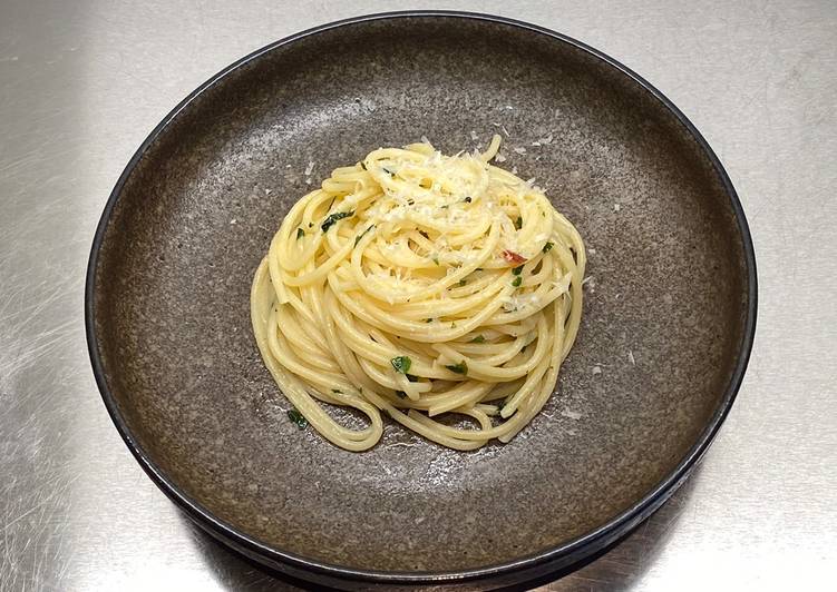 Recipe: Perfect Scarlett's pasta or Spaghetti Aglio e Olio (spaghetti
with oil and garlic)