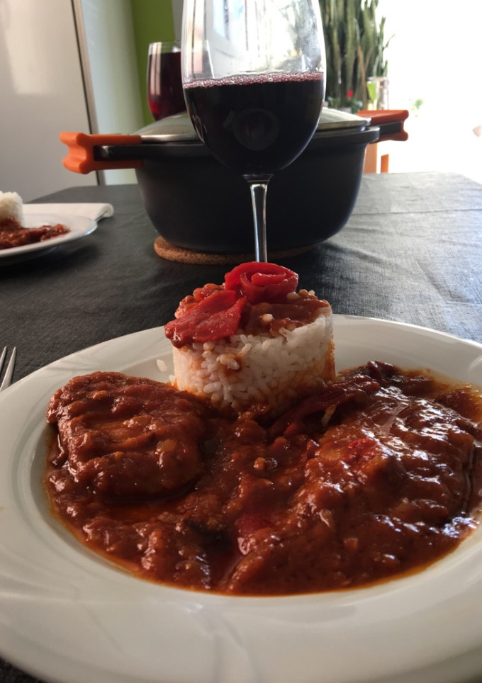 Una foto de Lomo fresco ibérico 🐖con tomate 🍅, pimientos 🌶 y arroz 🍚