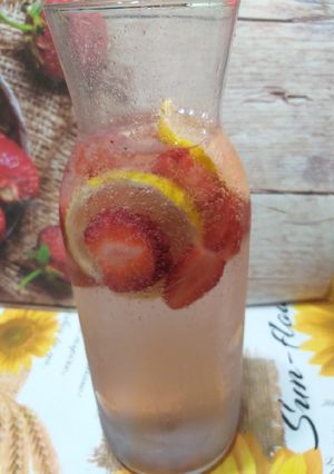 O poză a rețetei Limonada cu căpșuni și lămâie.