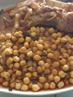 Una foto de Garbanzos con pies de cerdo y morcilla
