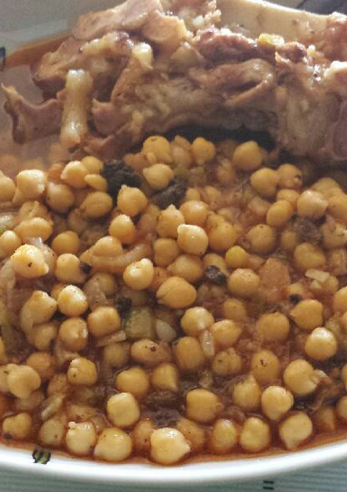 Una foto de Garbanzos con pies de cerdo y morcilla 