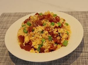 Hình của món Cơm chiên lạp xưởng rau củ.