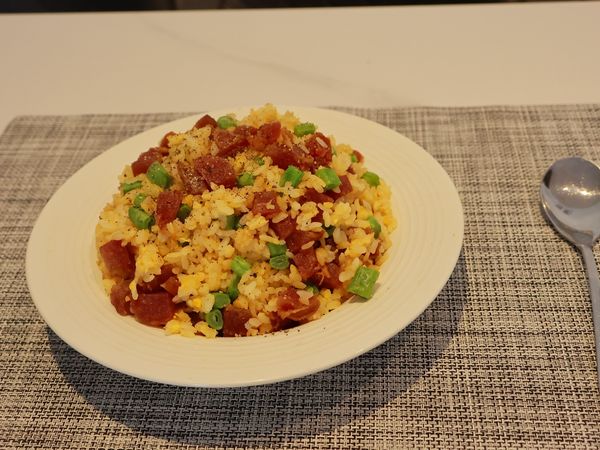 Cơm chiên lạp xưởng rau củ