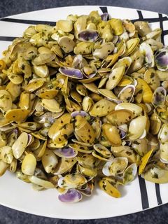 Una foto de Coquinas o tellinas con ajo, perejil y vino