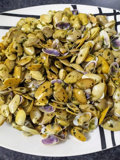 Una foto de Coquinas o tellinas con ajo, perejil y vino