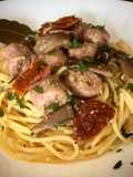Espagueti al ajo con longaniza de pavo, setas y tomate seco