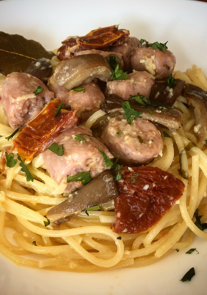 Una foto de Espagueti al ajo con longaniza de pavo, setas y tomate seco