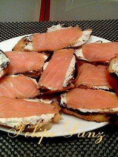 Una foto de Tostas de salmón