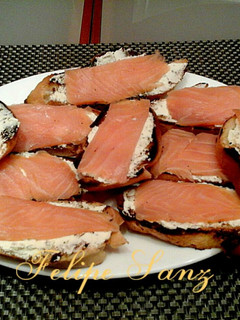 Una foto de Tostas de salmón