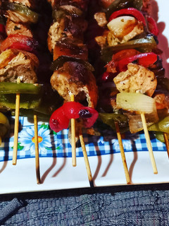 Una foto de Brochetas de pollo 🍗🍗🍗