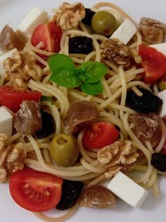 Una foto de Ensalada de espaguetis con marrón glacé