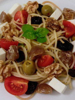 Una foto de Ensalada de espaguetis con marrón glacé