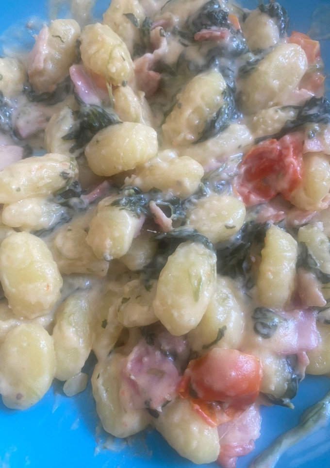 Una foto de Ñoquis con queso, verdura y bacon