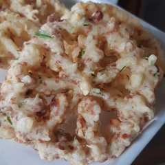 A picture of Peyek kacang seroja.
