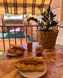 Bocata de alioli con tortilla de patata y longaniza