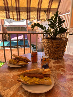 Una foto de Bocata de alioli con tortilla de patata y longaniza