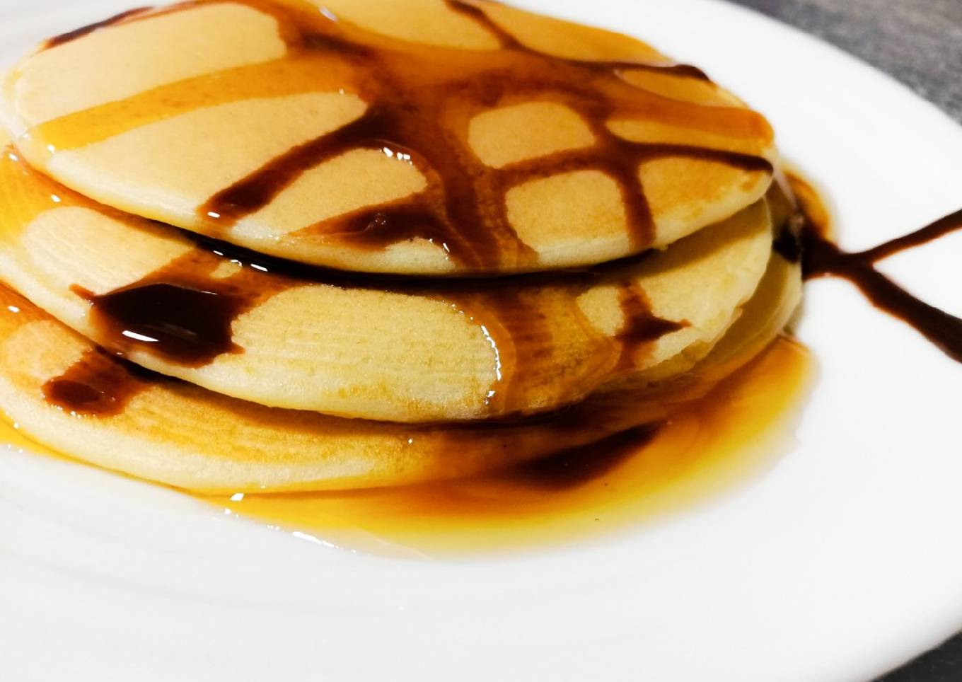 Tortitas con miel y sirope de chocolate