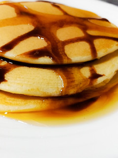 Una foto de Tortitas con miel y sirope de chocolate
