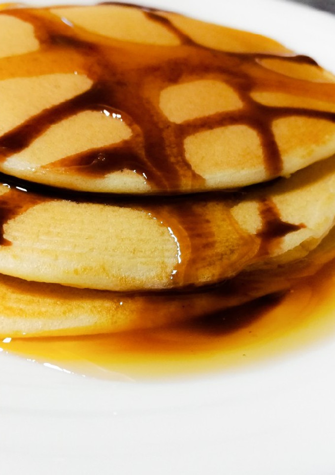 Una foto de Tortitas con miel y sirope de chocolate