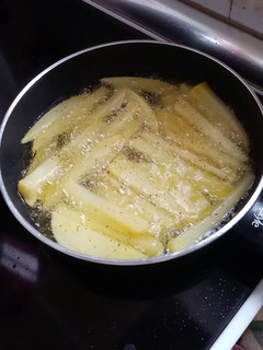 Una foto de Patatas Fritas con ajo y perejil