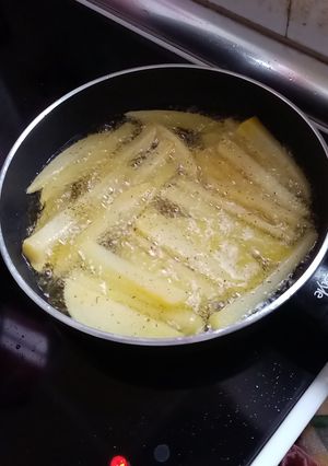 Una foto de Patatas Fritas con ajo y perejil