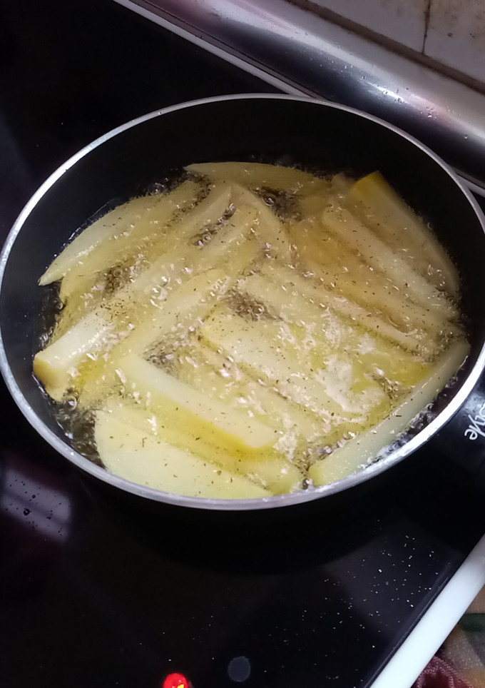 Una foto de Patatas Fritas con ajo y perejil