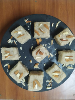 ટોપરા પાક(topra paak recipe in gujarati) રેસીપી મુખ્ય ફોટો