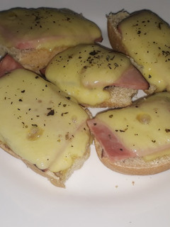 Una foto de Tostadas de pan con jamón y queso