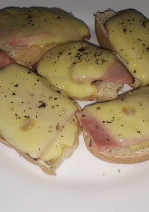 Una foto de Tostadas de pan con jamón y queso