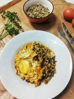 Foto de Legumes, ovo e arroz selvagem