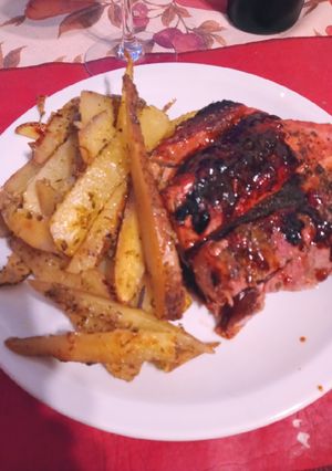 Una foto de Bondiola a la mostaza y miel, con guarnición de papas crocantes