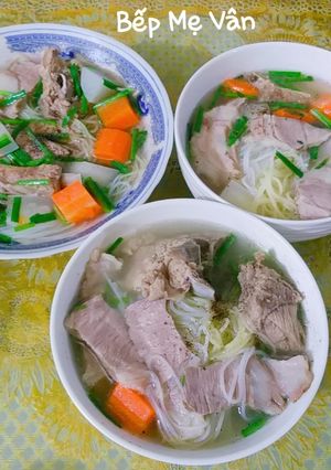Hình của món Hủ tiếu mì xương và thịt heo.