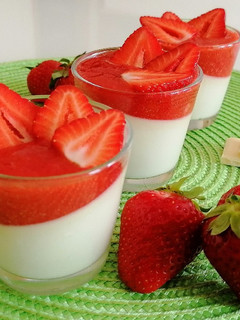 A picture of Panna cotta vegetale con cioccolato bianco e fragole.