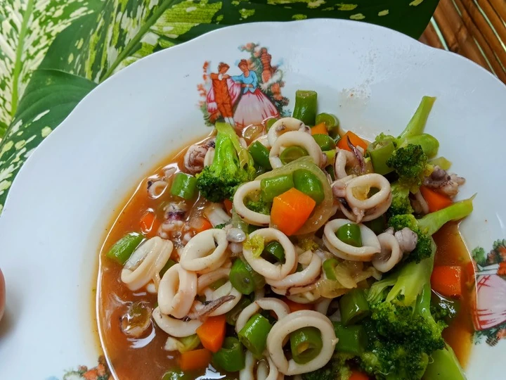 Langkah Gampang Menyiapkan Resep Brokoli Cumi Saus Tiram yang Lezat Sekali Anti Ribet, Lezat Sekali