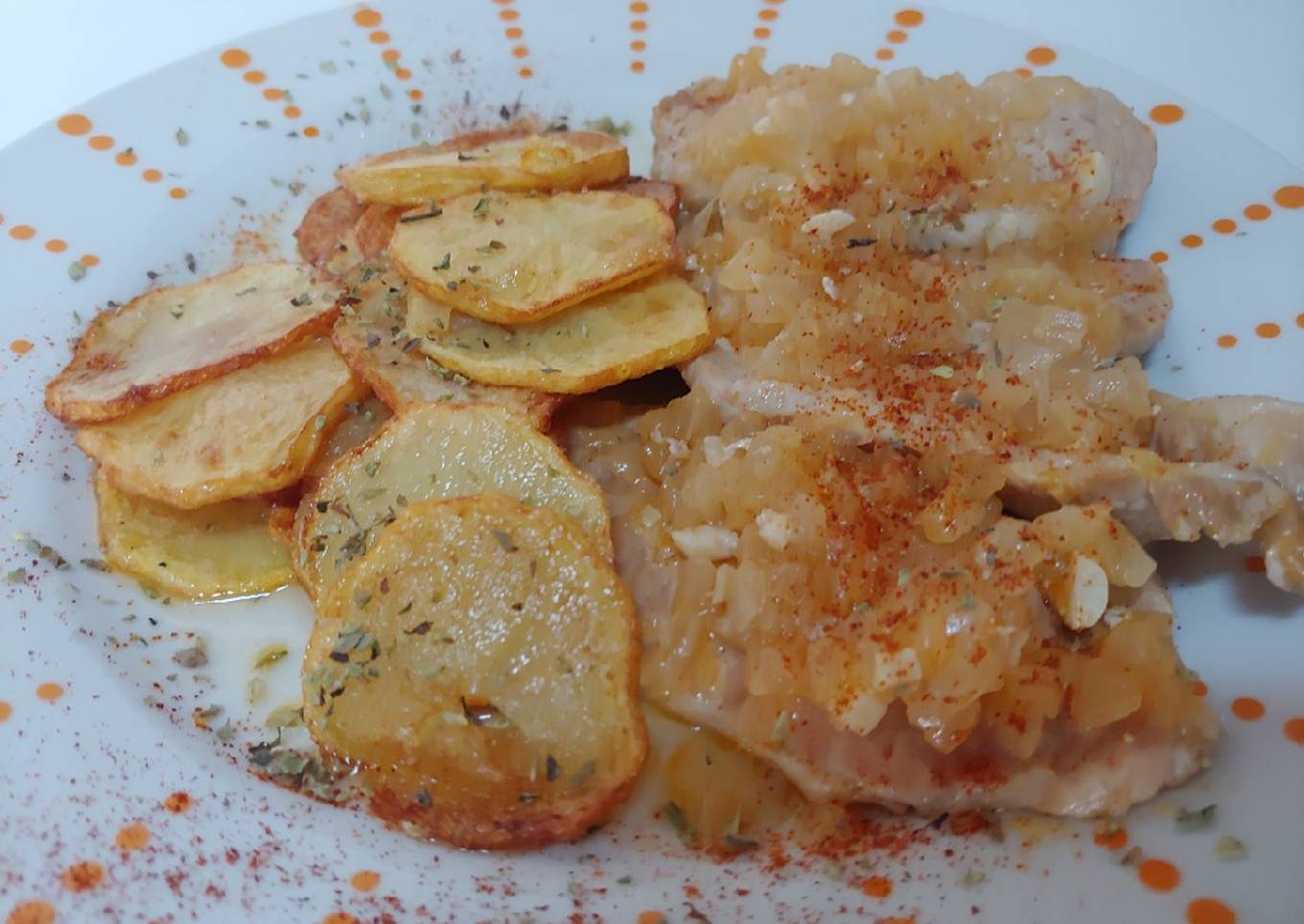 Lomo de cerdo encebollado con patata panadera