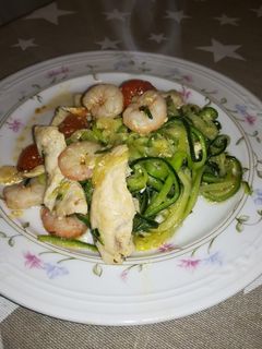 Una foto de Espaguetis de calabacín con pollo y gambas